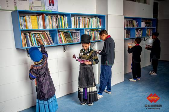 国家能源集团公益基金会在布拖县阿布泽鲁小学捐资建设的“图书馆中的小学”项目，在学校的各个角落设置了书柜、书架等阅览设施，并购买部分书籍，方便孩子们在校园里随时随地阅读
